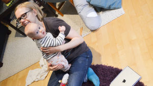 Fredrika Biström är moderskapsledig och tillbringar mycket tid med sin son Marvin. Hon går ofta in på sociala medier under dagen, men tycker att matlagningen stjäl mera av hennes uppmärksamhet. Hemma hos Fredrika Biström och ett halvt år gamla sonen Marvin