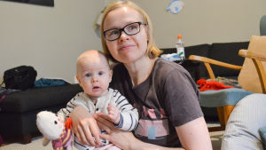 Fredrika med sonen Marvin som är ett halvt år gammal. Hon har också en femårig dotter. Hemma hos Fredrika Biström och ett halvt år gamla sonen Marvin