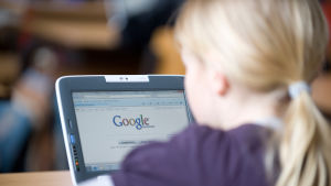 Google försöker också slå sig in på den lukrativa marknaden som riktar sig till barn och barnfamiljer En flicka och en dator.