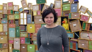 Författaren och regissören Ann-Luise Bertell Regissören och dramatikern Ann-Luise Bertell står framför scenografin till "Tuva och Ture i hemligheternas hus"