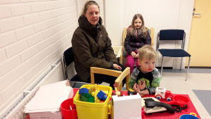 Ulrica Dahlbo och hennes två barn Isabelle och Lucas besöker Smedsby hälsostation några gånger om året.