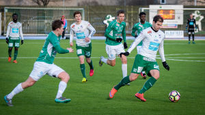 Dagens elitfotboll utgör en omgivning där den språkliga mångfalden florerar - ute på spelplanen och i omklädningsrummen. IFK M:s Aleksei Kangaskolkka springer med bollen.