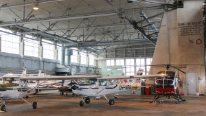 Många plan som förvarats här flögs bort ifjol eftersom det först sent i december klarnade att verksamheten kunde fortsätta år 2017. flygplan i hangar