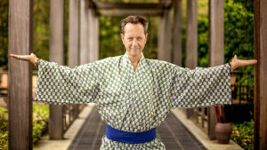 Tokiossa Richard E. Grant tutustuu japanilaiseen spa-hotelliin. Näyttelijä Richard E. Grant esittelee jälleen hulppeita hotelleja eri puolilta maailmaa.
