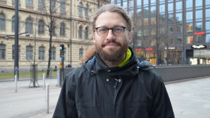 Otso Kivekäs, De gröna. Otso Kivekäs på centralgatan med ateneum i bakgrunden