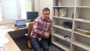 Lauri Rapeli tror inte folk vet hur viktigt landskapsvalet är ännu. Forskningschef Lauri Rapeli sitter vid sitt arbetsbord på Åbo akademi.