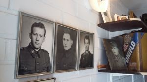Från vänster Stures bror, pappa och han själv som unga militärer. Svärfar hör också till inredningsdetaljerna. Militärfoton pryder väggarna i Sture Nylunds garage i Ekenäs