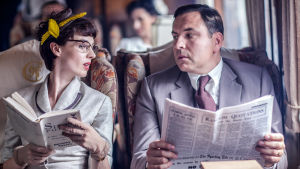 Tuppence-rouvalla (Jessica Raine) on vilkas mielikuvitus. Tommy (David Walliams) on helppo houkutella mukaan, kun jotain tapahtuu. Rikos yhdistää -sarjassa Agatha Christien etsiväpariskunta Tommy ja Tuppence seikkailevat kylmän sodan aikaisessa Britanniassa.