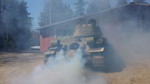 tanksen är igång med mycket avgasrök