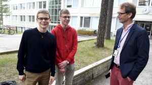 Vännerna Timo Syvälahti (till vänster) och Otso Nieminen skrev båda åtta laudatur i studentexamen. Till höger rektor Panu Ruoste vid Lohjan yhteislyseon lukio. Vännerna Timo Syvälahti (till vänster) och Otso Nieminen skrev båda åtta laudatur i studentexamen. Till höger rektor Panu Ruoste vid Lohjan yhteislyseon lukio.