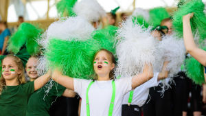 Äntligen stafettkarneval! Cheerleading på stafettkarnevalen, ungdomar med vita och gröna pom-poms