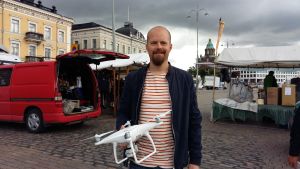 På Salutorget får Jonatan Hedberg inte låta drönaren flyga. Jonatan Hedberg håller upp sin drönare på Salutorget i Helsingfors.