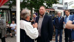 Riksdagsledamoten Paavo Arhinmäki diskuterade politik med folk i Imatra. Arhinmäki