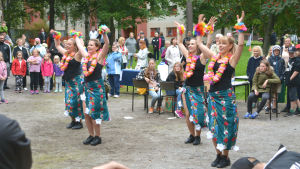 Dansgruppen uppträdde med flera olika nummer, utklädda i olika kostymer. Fyra kvinnor dansar