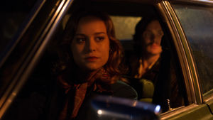 Nej, det är nog inte jag som är Annie, tänker Brie Larson i den av krutrök disiga Free Fire. Två av huvudkaraktärerna tittar ut genom bilfönstren.