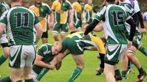 Rugby – en blandning mellan fotboll och ishockey?. Linus Backman från Old Town Shamrocks tacklar en spelare i Jyväskylä Rugby Club.