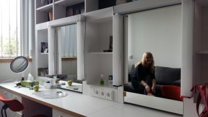 Skådespelaren Riitta Salminen-Kujala i sin nyrenoverade loge. Skådespelaren Riitta Salminen-Kujala syns i spegeln i sin loge på Åbo stadsteater.