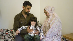Den här familjen fick inte bo kvar på flyktingförläggningen. Qusai, Alrayan och Wasan har varit papperslösa i tre månader. Paperiton perhe