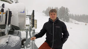 Niklas Blomander har inte ännu öppnat slalombacken. Niklas Blomander i skidbacken