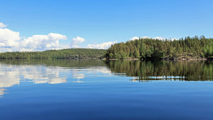 Järven tarina -elokuva vie katsojan Suomen luonnon ainutlaatuisimman aarteen, järviemme, saloihin ja myytteihin.