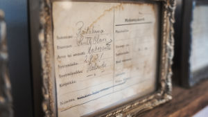 Vanha matkustajakortti Matkustajakoti Päijänteen ajoilta. Matkustajakortti vuodelta 1931. Koukeroisella käsialalla kirjoitettu nimi, ammatti ja syntymäaika- ja paikka.