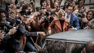Hela världen följer kidnappningsdramat. Gail (Michelle Williams) tillsammans med Fletcher Chase (Mark Wahlberg) försöker nå en bil men är omringade av paparazzin.
