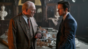 Fixa hit min sonson, säger J. Paul Getty (Christopher Plummer) åt sin högra hand Fletcher (Mark Wahlberg). J. Paul Getty (Christopher Plummer) och Fletcher Chase (Mark Wahlberg) står och ser på varandra.