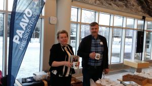 Tiina Järnefelt och Seppo Hauta-aho jobbar för Paavo Väyrynens kampanj. Väyrynen-anhägare på valevenemang.