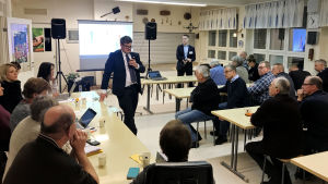 Kommundirektör Rurik Ahlberg vid ett av de många informationstillfällen som kommunen organiserat för sina invånare i fusionsfrågan. informationsmöten i Korsholm kring en eventuell kommunsammanslagning i Replot-Björkö skola.