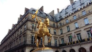 Statyn Jeanne d’Arc där Nationella Fronten lägger ned en krans och dess ledare håller tal på första maj. Statyn Jeanne d’Arc där Nationella Fronten lägger ned en krans och dess ledare håller tal på första maj.