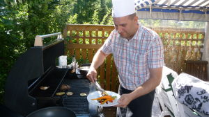 Moderna män räds inte för att grilla grönsaker. Daniel Lindström grillar grönsaker.
