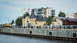 Innerhamnen är Kemibornas självklara vardagsrum sommartid. Här finns massvis med terrasser, matställen, segelföreningar och givetvis julgubbens hamnkontor. Ädelstensgalleriet är trots sin position ett ställe dit man sällan går, funderar Arja. Ädelstensgalleriet och inre hamnen i Kemi sett från vattnet.