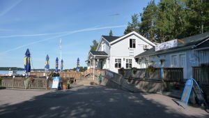 Restaurang Buffalo. gästhamnen verkan och restaurang buffalo en vacker sommardag
