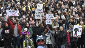 Kampen mot modernt slaveri har tagits upp i många europeiska länder. I fjol höstas demonstrerade folk över hela Europa mot slavarbetskraft i Libyen. Bilden är från protesten i Stockholm Kampen mot modernt slaveri har tagits upp i många europeiska länder. I fjol höstas demonstrerade folk över hela Europa mot slavarbetskraft i Libyen. Bilden är från protesten i Stockholm
