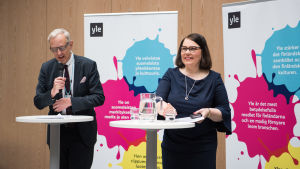 Yles nya vd Merja Ylä-Anttila höll personalinfo på tisdagen. Till vänster styrelseordförande Thomas Wilhelmsson. Yles nya vd Merja Ylä-Anttila höll personalinfo på tisdagen. Till vänster styrelsemedlem Thomas Wilhelmsson.