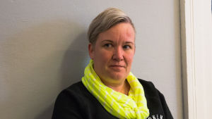 Päivi Kanervio säger att man måste prata om droger på ett ärligt och rakt sätt med ungdomar som missbrukar. bild på en kvinna