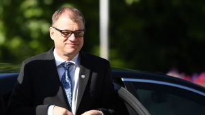 Statsminister Juha Sipilä anländer till mötet i Sofia. Statsminister Juha Sipilä anländer till mötet i Sofia.