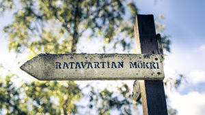 Puinen tieviitta, joka osoittaa vasemmalle ja jossa lukee "ratavartijan mökki".