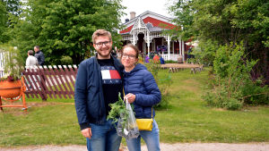 Emil Lindroos och Elin Jungar har fyndat tomatplantor, broccoli och diverse örter. De har inte varit särskilt intresserade av trädgård tidigare, men nu ska de testa att odla på balkongen. Trädgårdskväll på Strömsö