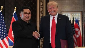Nordkoreas ledare Kim Jong-un och USA:s president Donald Trump skakar hand efter att de undertecknat deklarationen i Singapore.