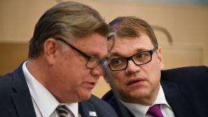 Utrikesminister Timo Soini och statsminister Juha Sipilä i riksdagen den 1 juli 2016.