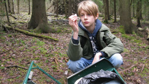 En av fjolårets vinnare var Glaspärlan där Daniel (Alvar af Schultén) spelar en pojke som försöker dölja att han inte har pengar. Alvar af Schultén i kortfilmen Glaspärlan