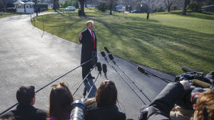 Donald Trump svarade kort på frågor om Tillerson och Pompeo utanför Vita huset, då han var på väg till sin helikopter Donald Trump svarade kort på frågor om Tillerson och Pompeo utanför Vita huset, då han var på väg till sin helikopter