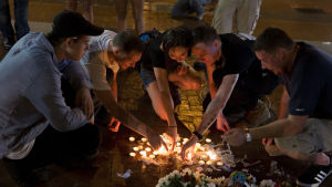 Människor tänder ljus i Charlottesville. Männsikor tänder ljus i Charlottesville efter dödsfall under högerextrem demonstration.