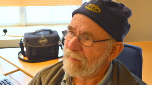 Tidigare teknikern Rainer Nyblom kom på besök i en gammal fin Radio Vega-mössa. Rainer Nyblom.