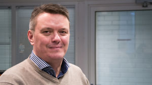 Bernt Klockars är ledande rektor vid Vasa övningsskola. Han säger att skolan prövar fallen noggrant för att man skall kunna erbjuda det som är det bästa för eleven. Bernt Klockars.