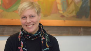 Paula Ikonen är uppvuxen på finska i Joensuu och säger att hon klarar sig bra på finska i Raseborg. En kvinna som heter Paula Ikonen.