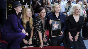 The Go-Go's: Kathy Valentine, Charlotte Caffey, Belinda Carlisle, Gina Schock och Jane Wiedlin poserar vid deras stjärna på Hollywood Walk of Fame. The Go-Go's: Kathy Valentine, Charlotte Caffey, Belinda Carlisle, Gina Schock och Jane Wiedlin poserar vid deras stjärna på Hollywood Walk of Fame.