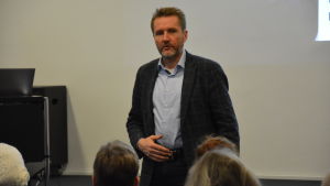 Kommissarie Jouko Nummela svarar på frågor. Jouko Nummela svarar på frågor.