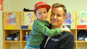 Loui Siltanen, 5 år, med pappa Thomas Siltanen. Loui Siltanen i pappa Thomas Siltanens famn på Solbacka daghem.